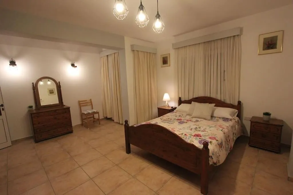 Superb Apartment Steps Away From Finikoudes Beach Larnaca