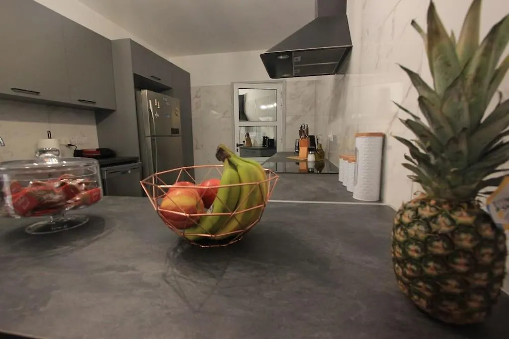 Superb Apartment Steps Away From Finikoudes Beach Larnaca