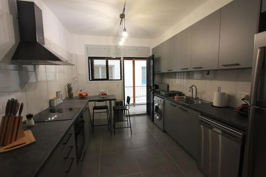 Superb Apartment Steps Away From Finikoudes Beach Larnaca