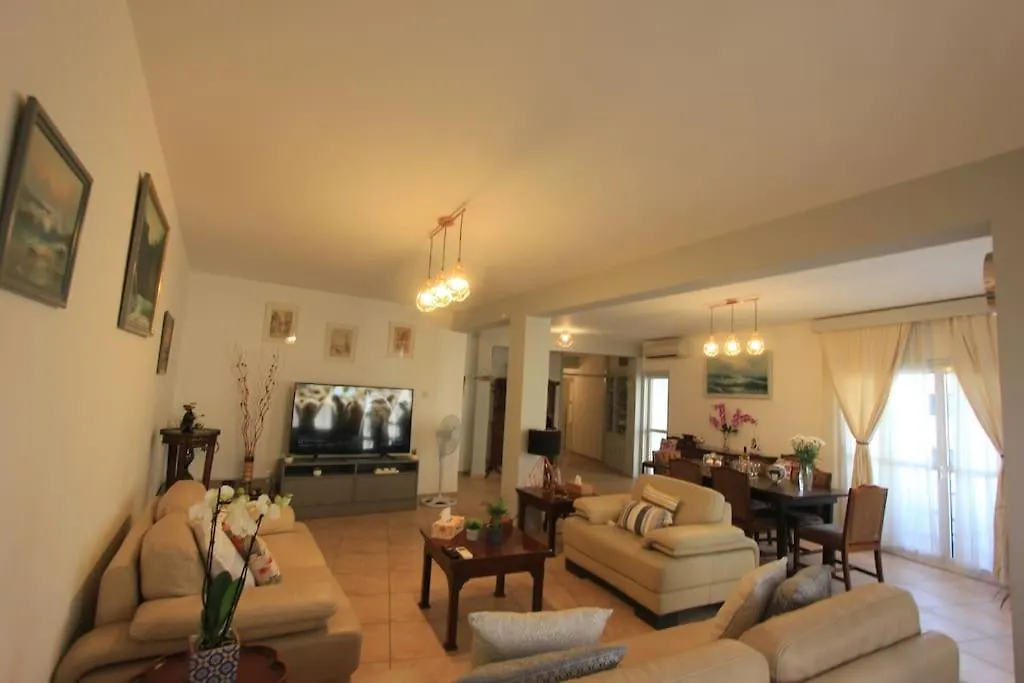 Superb Apartment Steps Away From Finikoudes Beach Larnaca