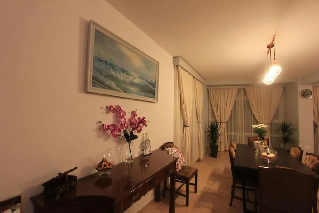 Superb Apartment Steps Away From Finikoudes Beach Larnaca