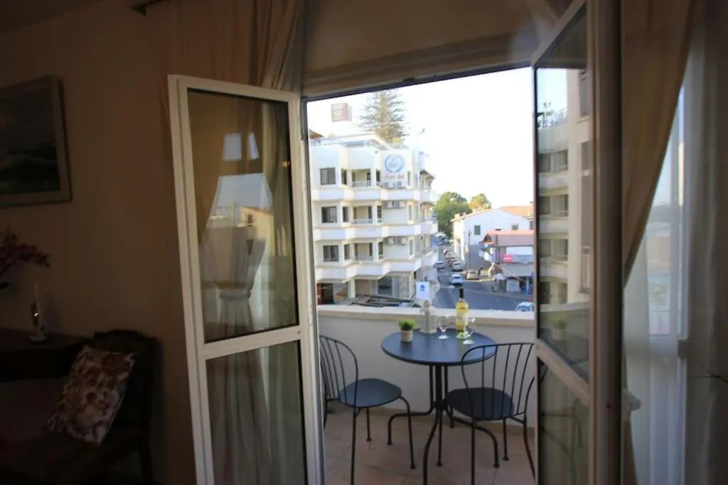 Superb Apartment Steps Away From Finikoudes Beach Larnaca