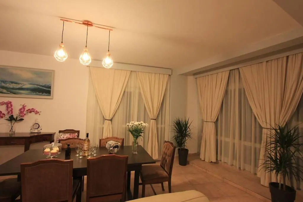 Superb Apartment Steps Away From Finikoudes Beach Larnaca