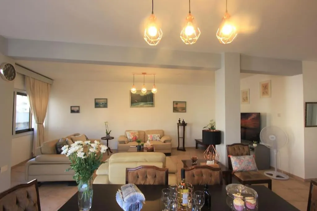 Superb Apartment Steps Away From Finikoudes Beach Larnaca