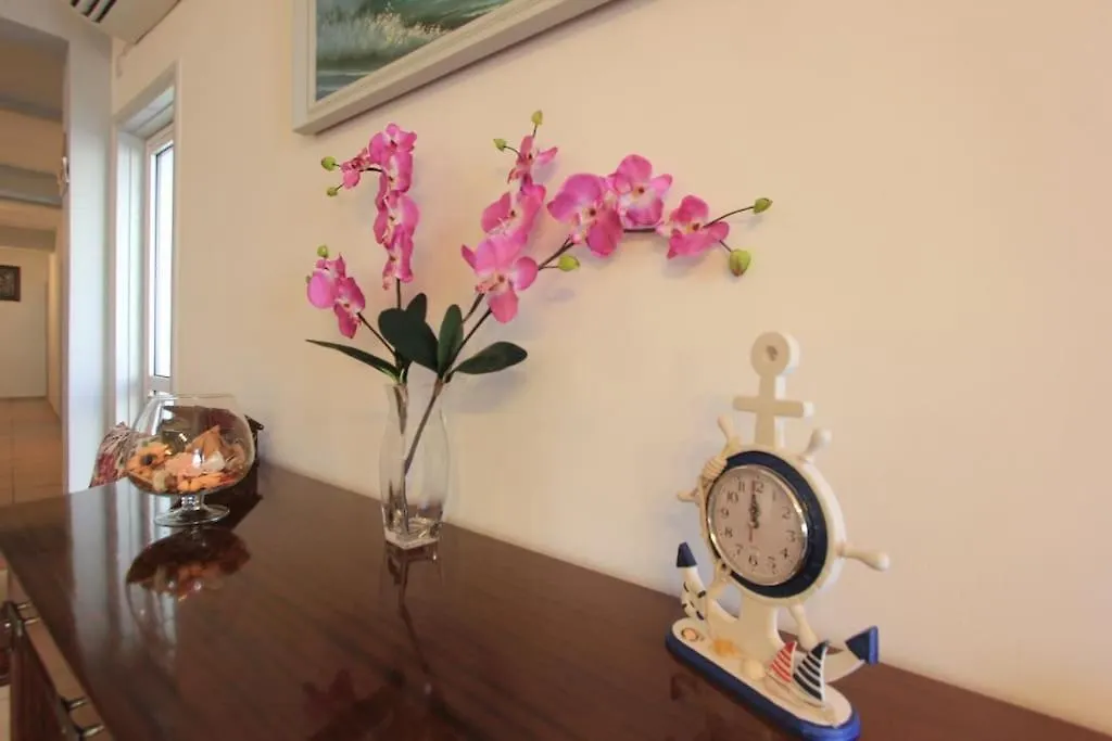 Superb Apartment Steps Away From Finikoudes Beach Larnaca