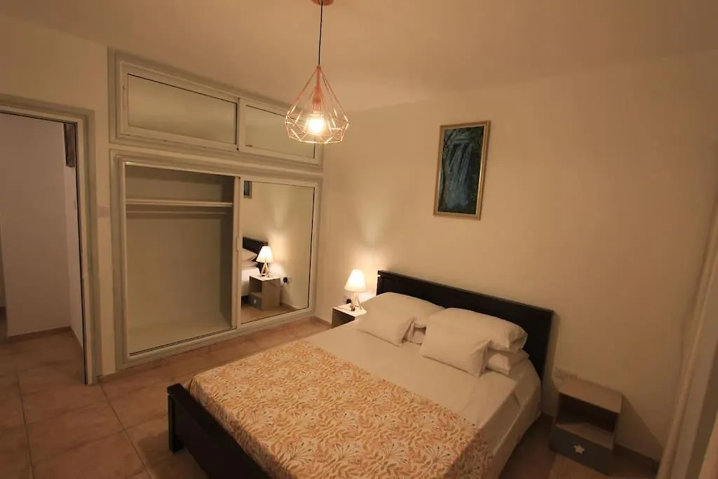 Superb Apartment Steps Away From Finikoudes Beach Larnaca