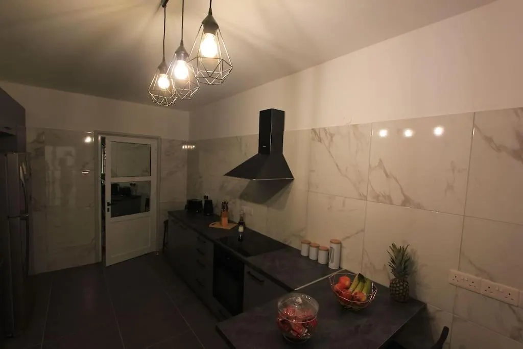 Superb Apartment Steps Away From Finikoudes Beach Larnaca Kypr