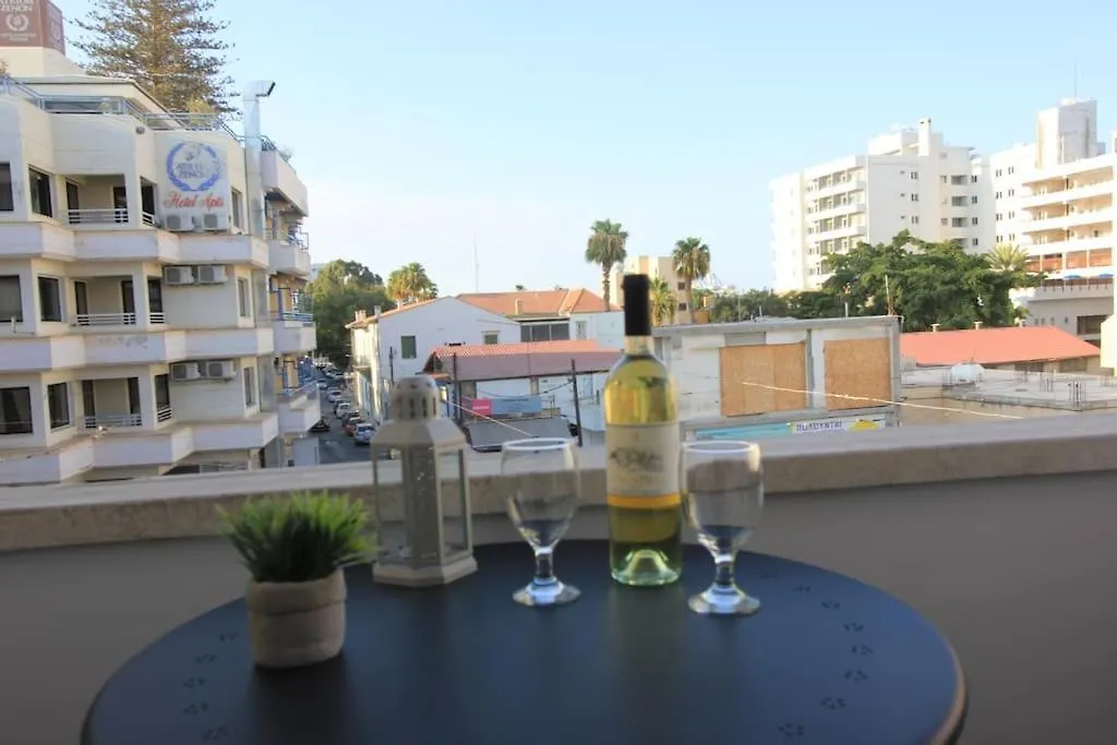 Superb Apartment Steps Away From Finikoudes Beach Larnaca 0*,